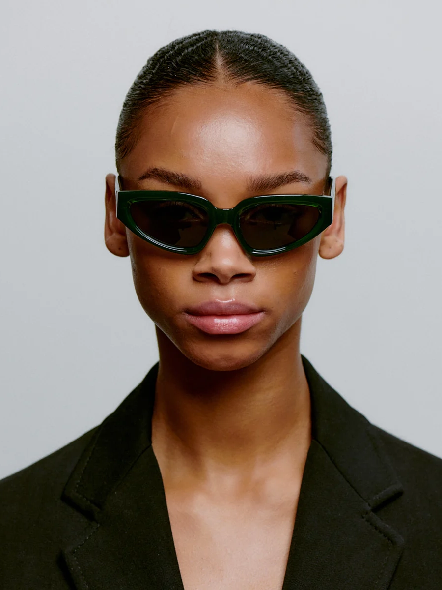 A.Kjaerbede Lunettes de soleil Ella 3. Green with envy! Grâce à ces lunettes de soleil vert foncé, vous profiterez du tem...