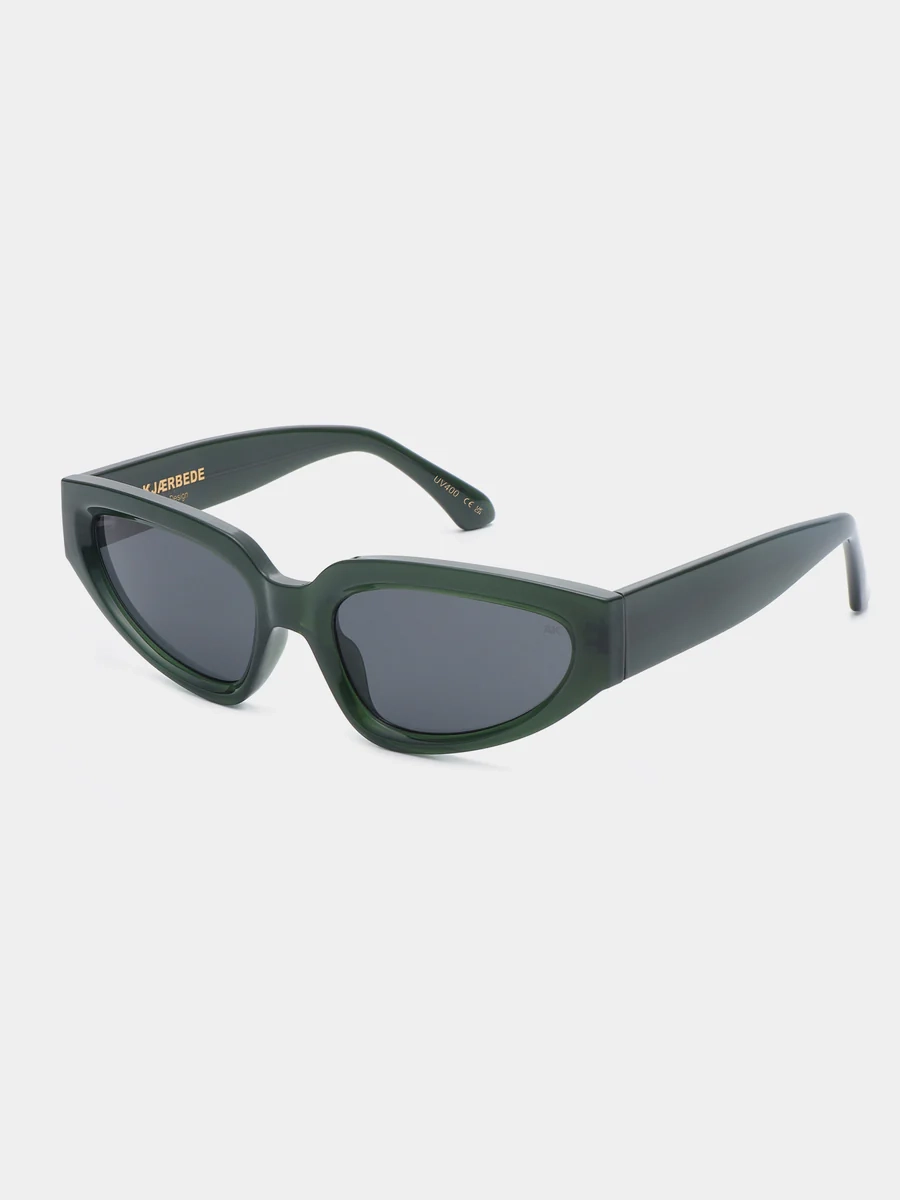 A.Kjaerbede Lunettes de soleil Ella 5. Green with envy! Grâce à ces lunettes de soleil vert foncé, vous profiterez du tem...
