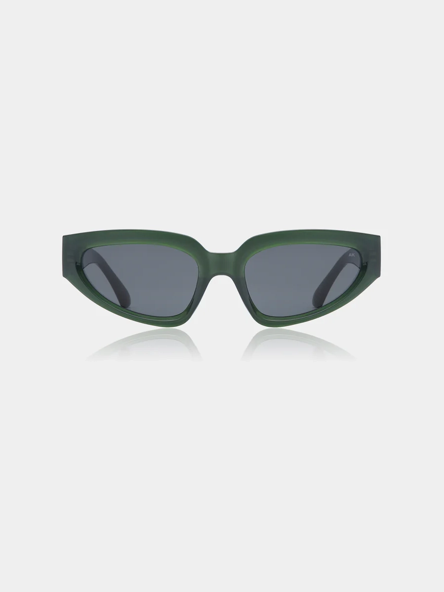 A.Kjaerbede Lunettes de soleil Ella 6. Green with envy! Grâce à ces lunettes de soleil vert foncé, vous profiterez du tem...
