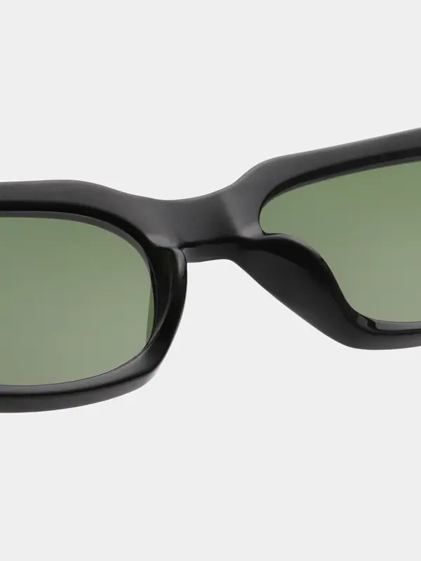 A.Kjaerbede Zonnebril Bror 5. All-time classic! Deze zwarte zonnebril is gemaakt voor drukke dagen en luie weekenden. Het...