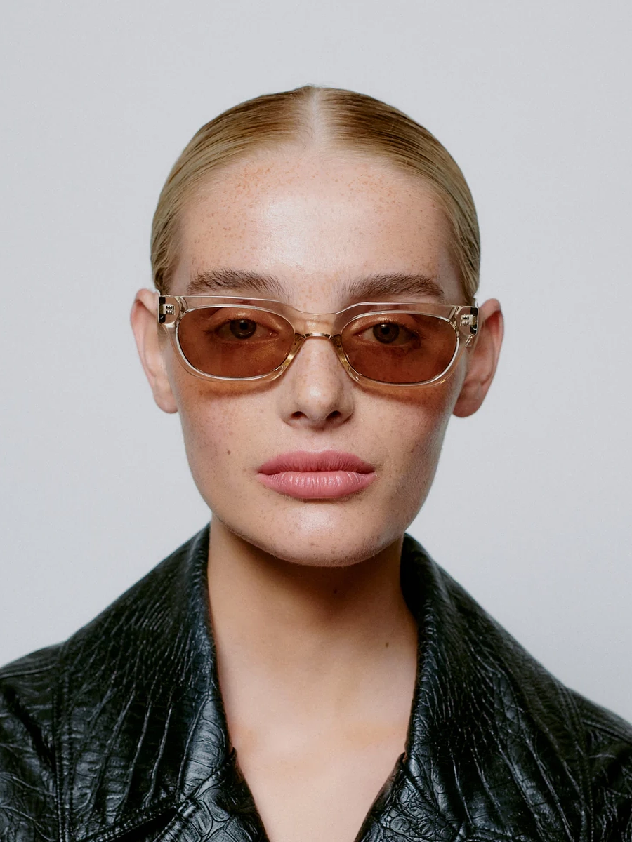 A.Kjaerbede Zonnebril Bror 3. Sunny side up! Deze transparante zonnebril met lichtbruine glazen geeft je een frisse, open...