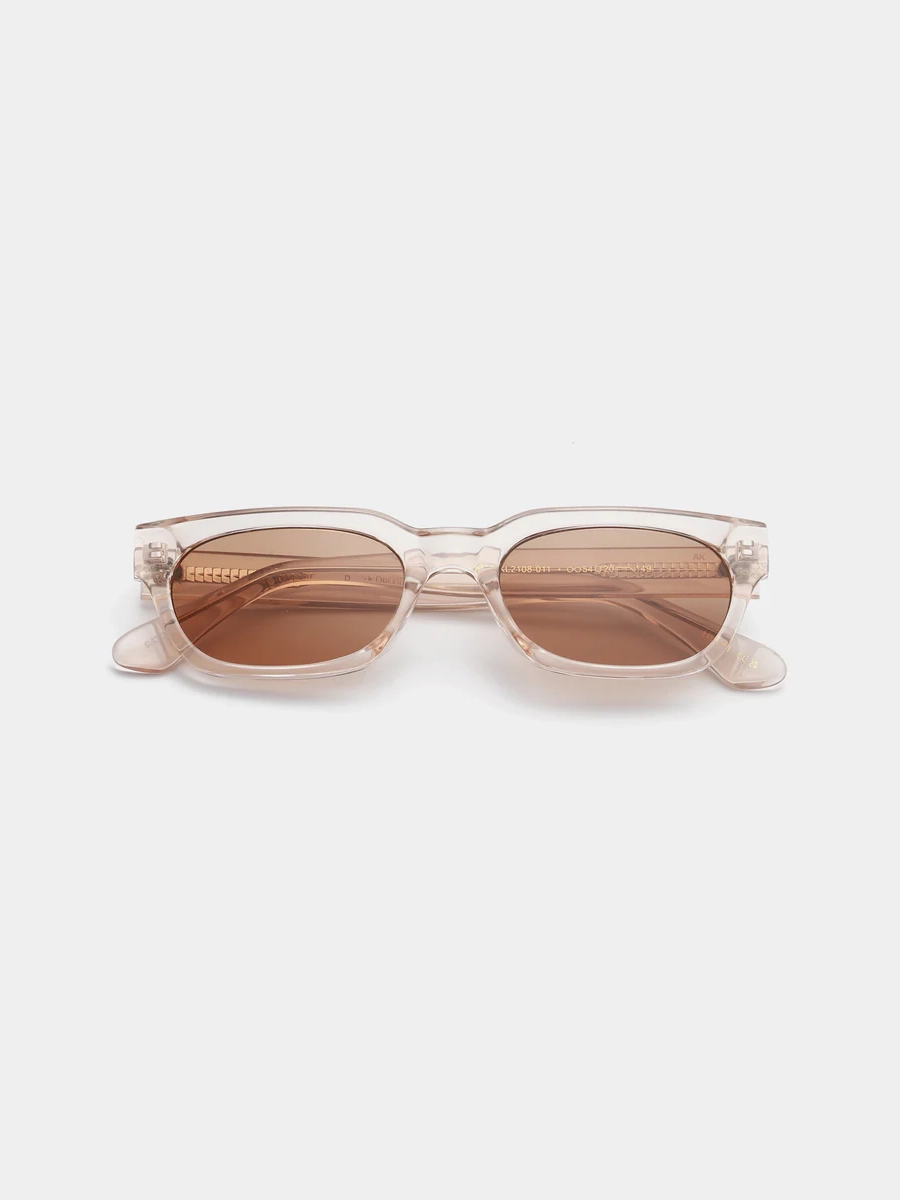 A.Kjaerbede Zonnebril Bror 4. Sunny side up! Deze transparante zonnebril met lichtbruine glazen geeft je een frisse, open...