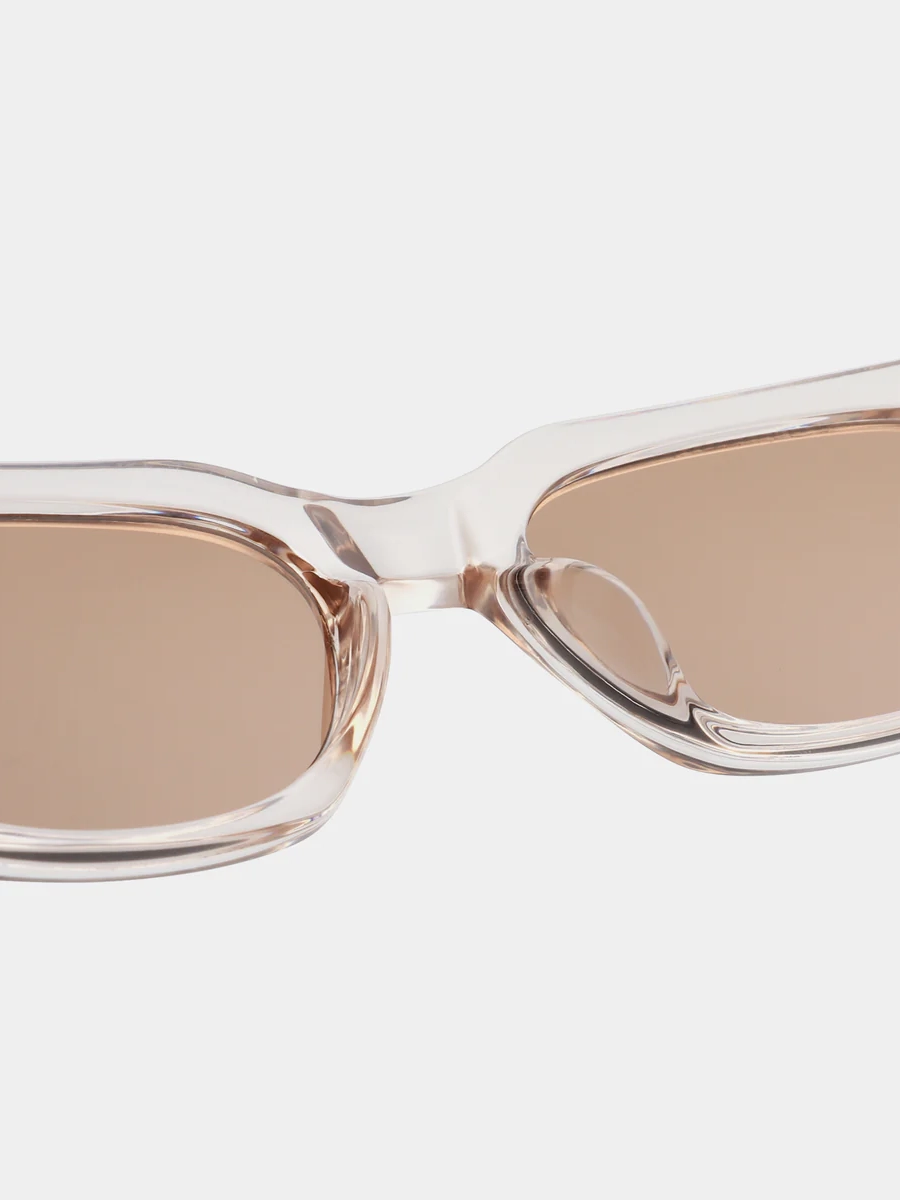 A.Kjaerbede Zonnebril Bror 5. Sunny side up! Deze transparante zonnebril met lichtbruine glazen geeft je een frisse, open...