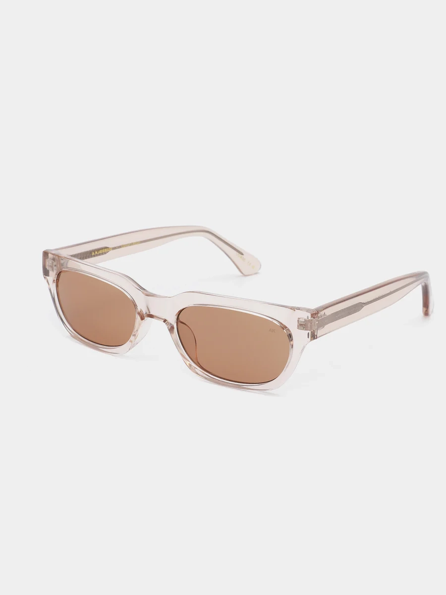 A.Kjaerbede Zonnebril Bror 6. Sunny side up! Deze transparante zonnebril met lichtbruine glazen geeft je een frisse, open...