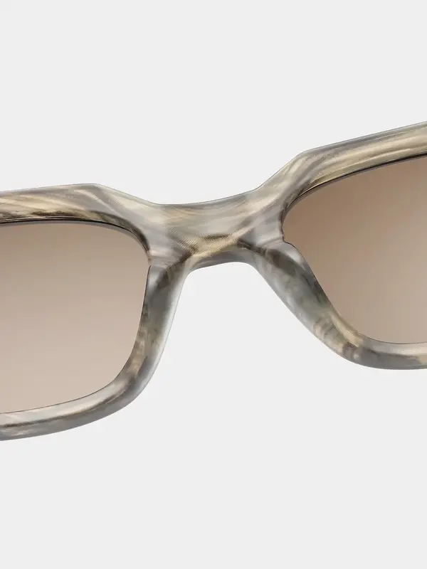 A.Kjaerbede Lunettes de soleil Kaws 4. Rendez-vous au café ou promenade sur la plage? Avec ces lunettes de soleil, vous p...