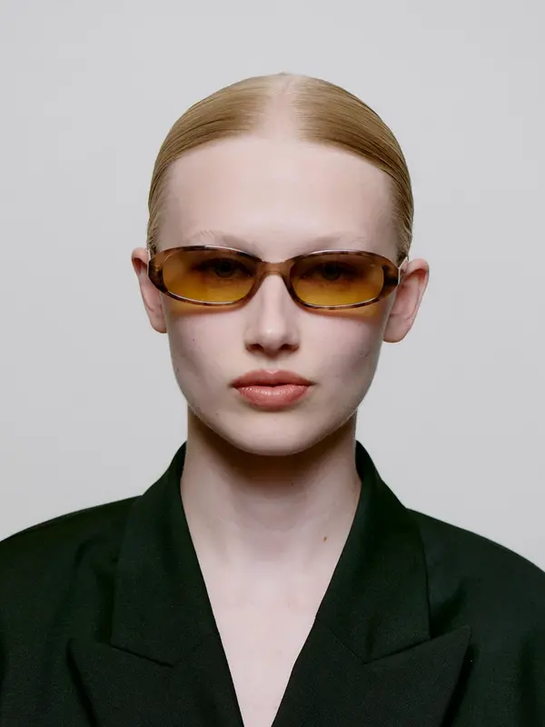 A.Kjaerbede Zonnebril Macy 3. Tinted & tortoise! Deze ovale '90s zonnebril met lichte bruinfilter is gemaakt voor dagen w...