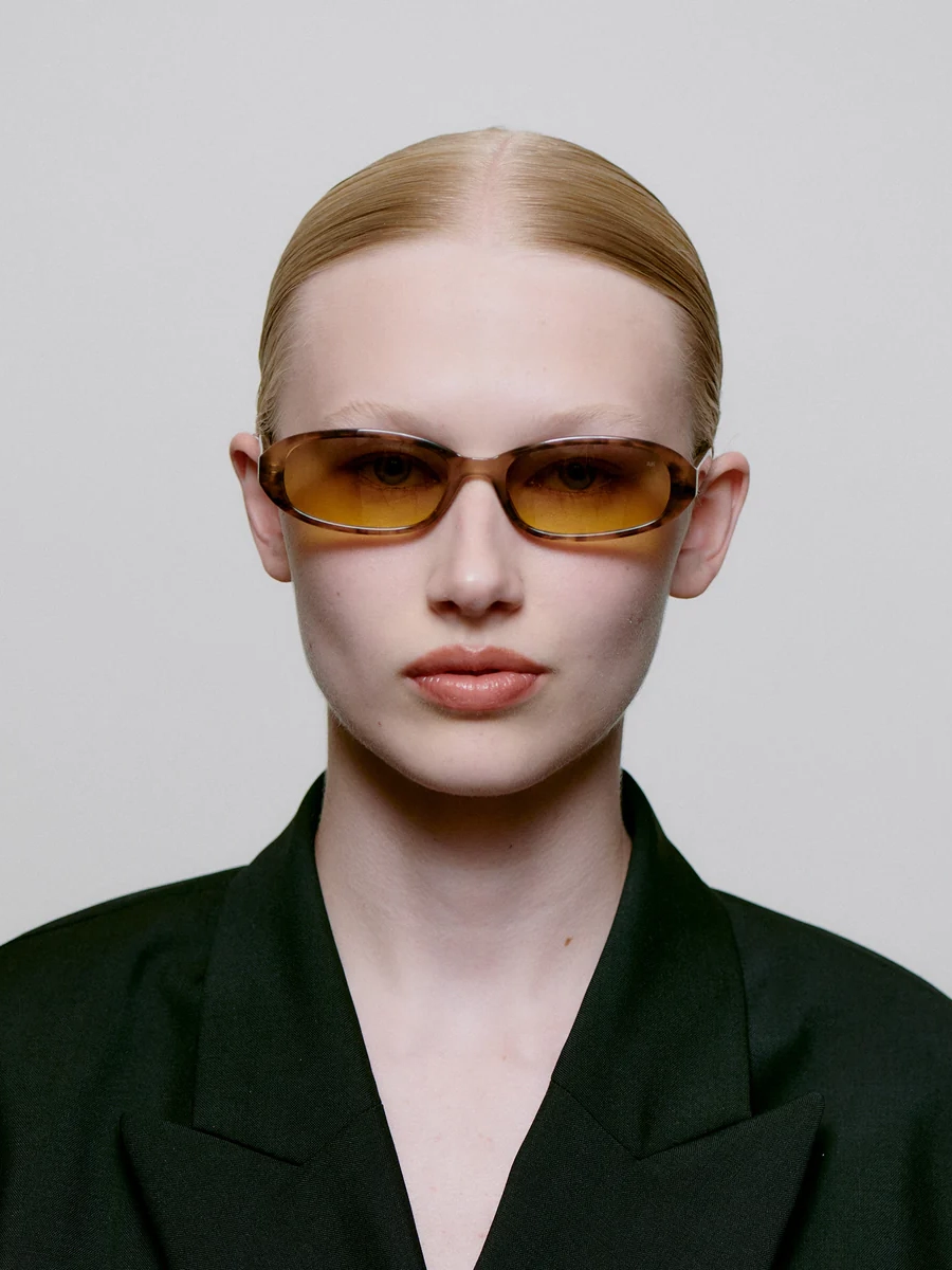 A.Kjaerbede Lunettes de soleil Macy 3. Tinted & tortoise! Ces lunettes de soleil ovales avec filtre bronzé sont faites po...