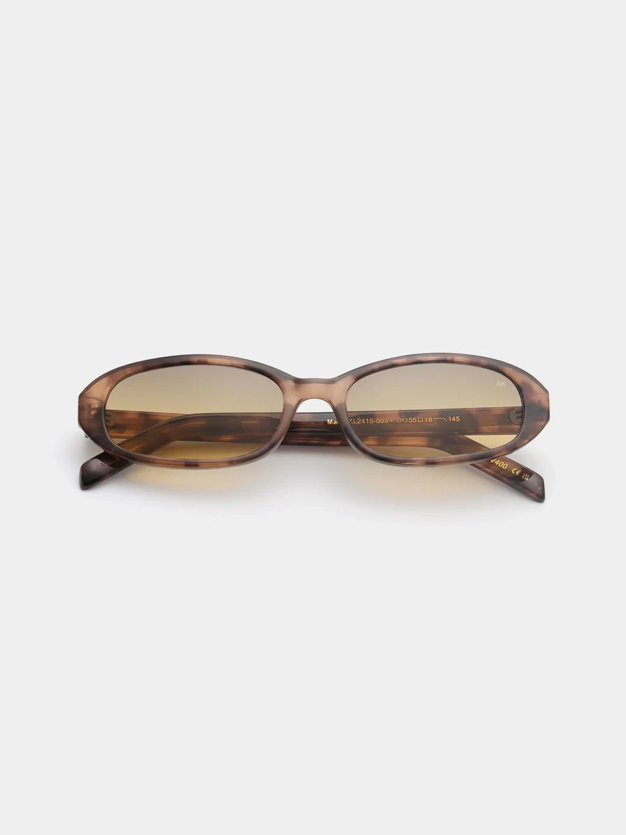 A.Kjaerbede Lunettes de soleil Macy 1. Tinted & tortoise! Ces lunettes de soleil ovales avec filtre bronzé sont faites po...