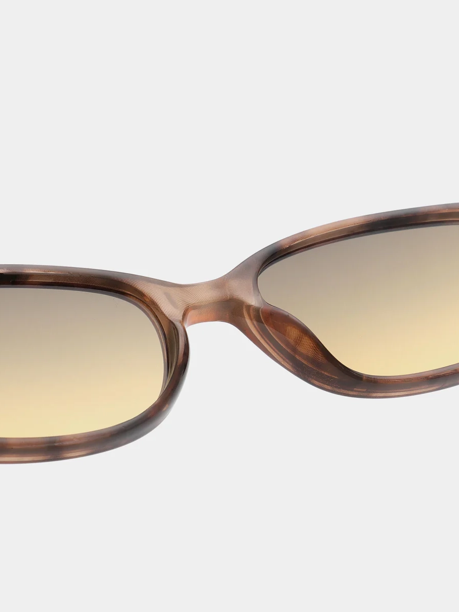 A.Kjaerbede Lunettes de soleil Macy 4. Tinted & tortoise! Ces lunettes de soleil ovales avec filtre bronzé sont faites po...