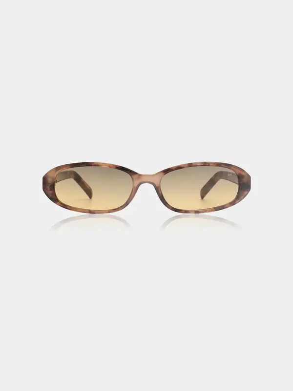 A.Kjaerbede Zonnebril Macy 6. Tinted & tortoise! Deze ovale '90s zonnebril met lichte bruinfilter is gemaakt voor dagen w...