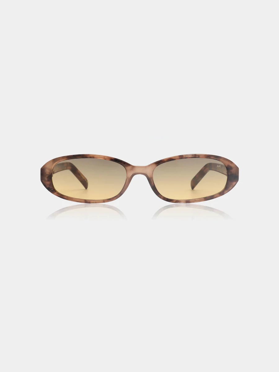 A.Kjaerbede Lunettes de soleil Macy 6. Tinted & tortoise! Ces lunettes de soleil ovales avec filtre bronzé sont faites po...