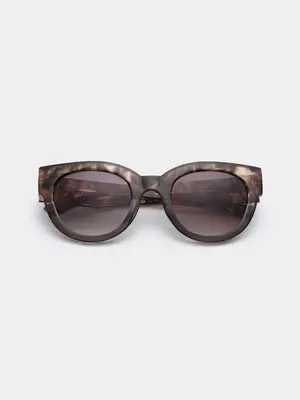 Zonnebril Lilly. Go big or go home! Deze ronde tortoise-zonnebril is je shortcut naar instant glamour. De bruine lens hou...