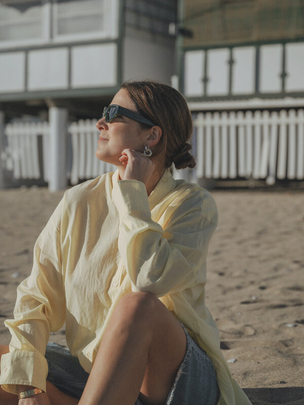 Les Soeurs Shirt Yara 1. Urgently in need of some vitamin D? This sunny blouse in butter yellow is a mood booster for you...