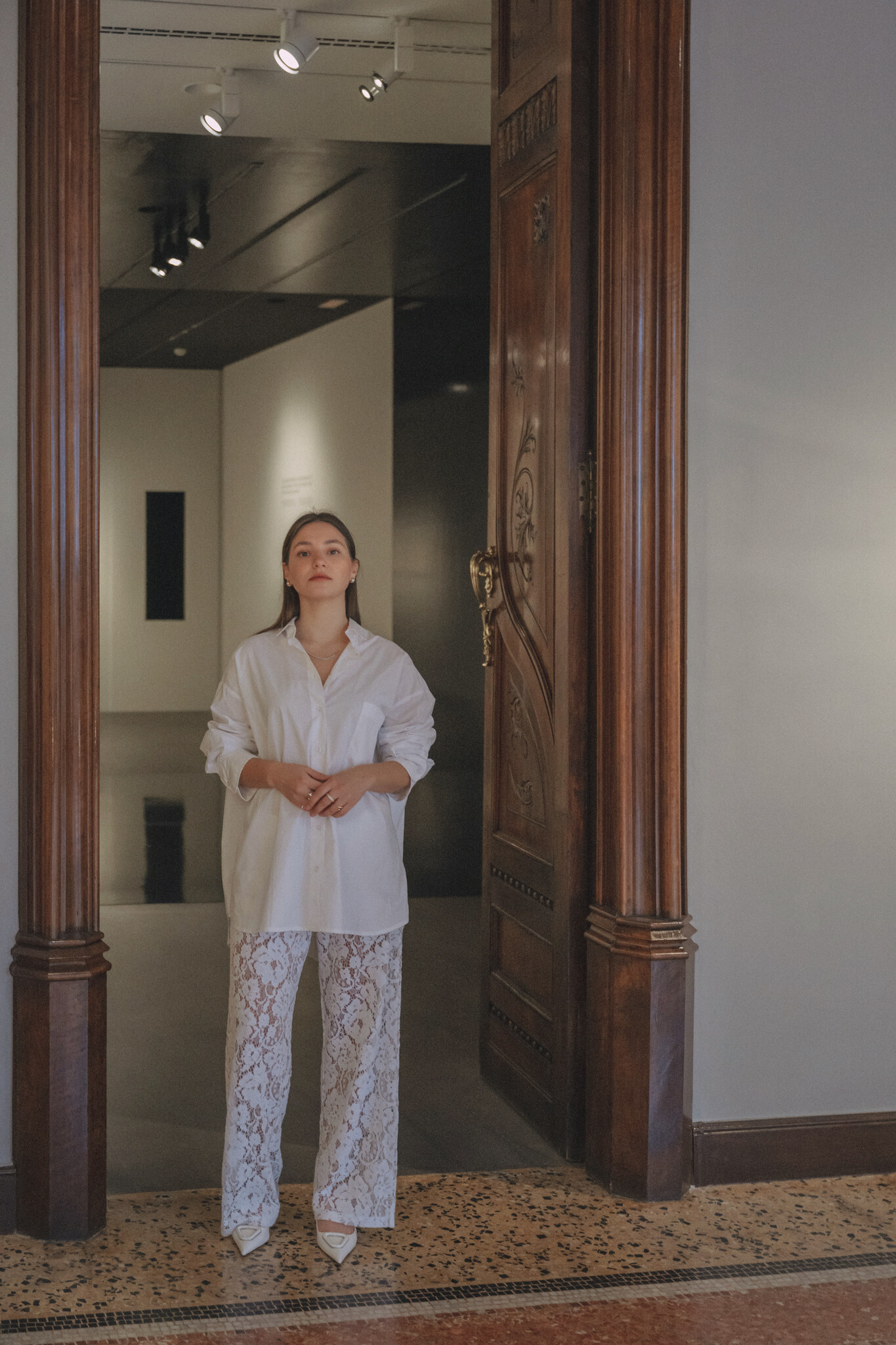 Les Soeurs oversized shirt Yara 2. If you love minimalist designs, this will make you happy! This shirt is airy and fits ...