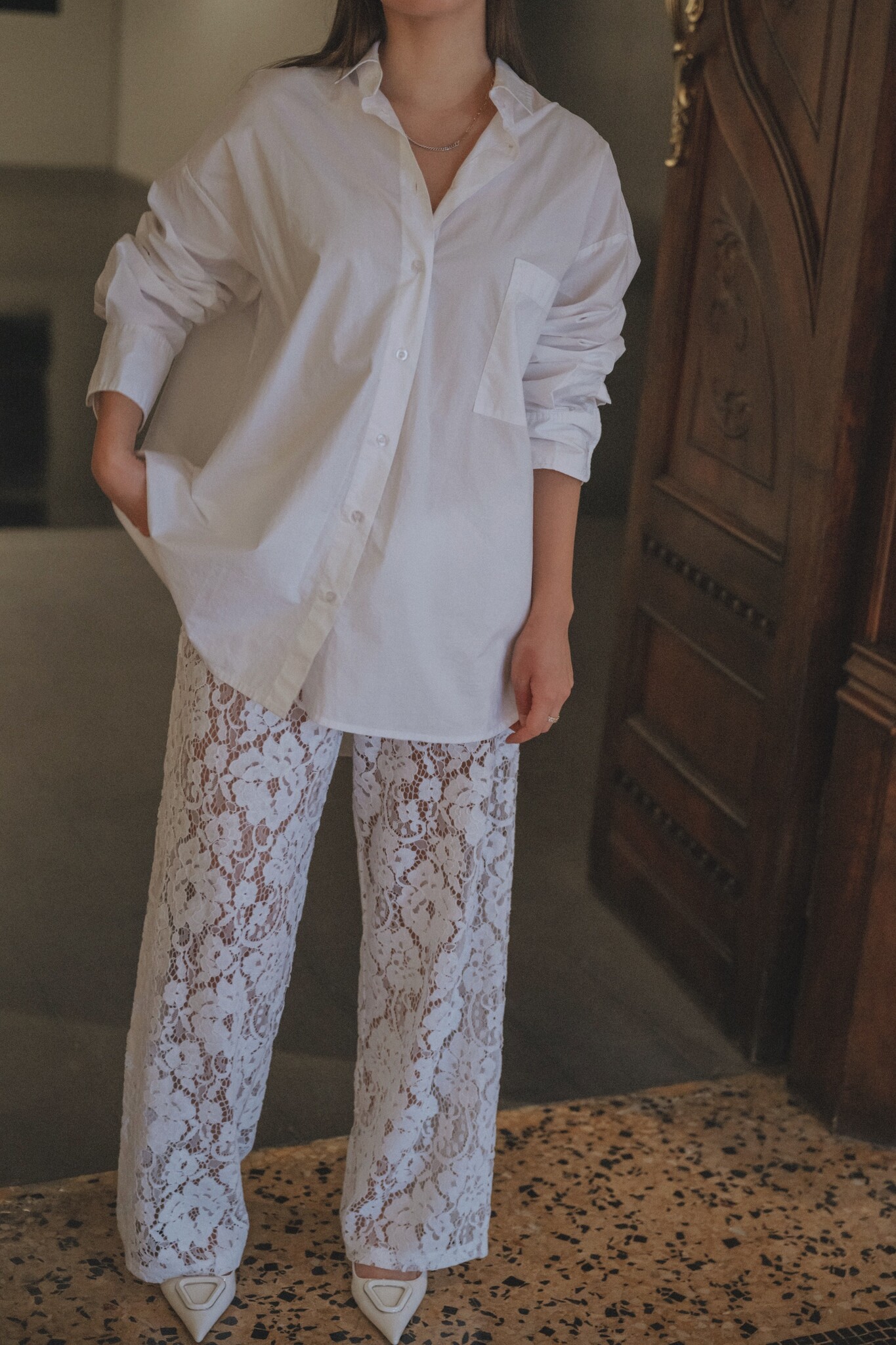 Les Soeurs oversized shirt Yara 3. If you love minimalist designs, this will make you happy! This shirt is airy and fits ...