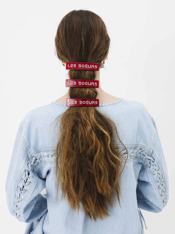 Les Soeurs Barrette haarspeld Les Soeurs 2. Bad hair day? Nu niet meer! Deze barrette met Les Soeurs-logo is niet alleen ...