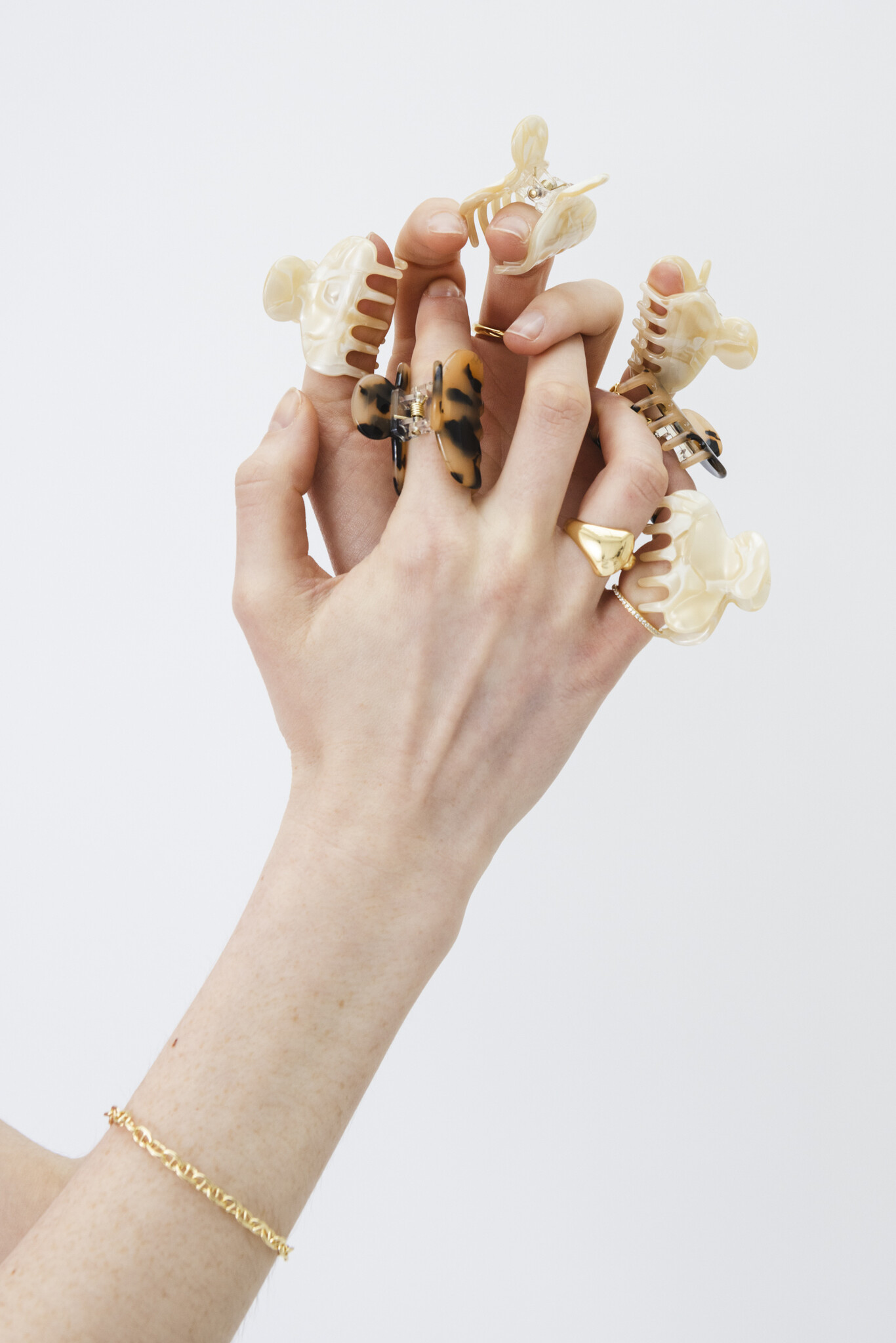 Les Soeurs Resin Haarspeld rond 2. Creëer een verfijnde haarstijl met dit kleine haarspeldje in donker tortoise, een subt...
