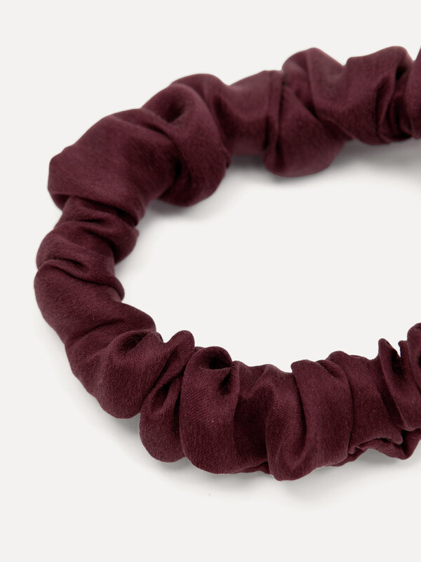 Les Soeurs Silk scrunchie 2. Sweet dreams! Love scrunchies that are sweet on your hair? The sheer silk of this burgundy p...