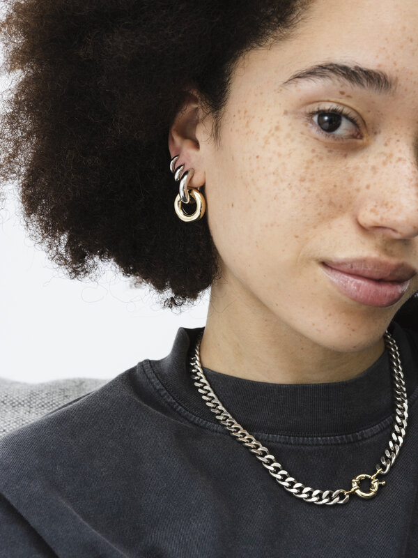 Les Soeurs Ketting Rana Big Closure 2. Chain game strong! Deze chunky ketting heeft het allemaal: stoere matte schakels i...