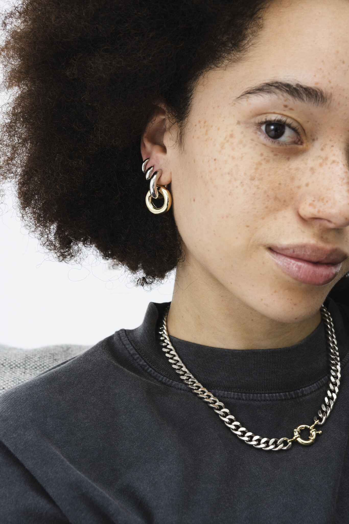 Les Soeurs Ketting Rana Big Closure 2. Chain game strong! Deze chunky ketting heeft het allemaal: stoere matte schakels i...