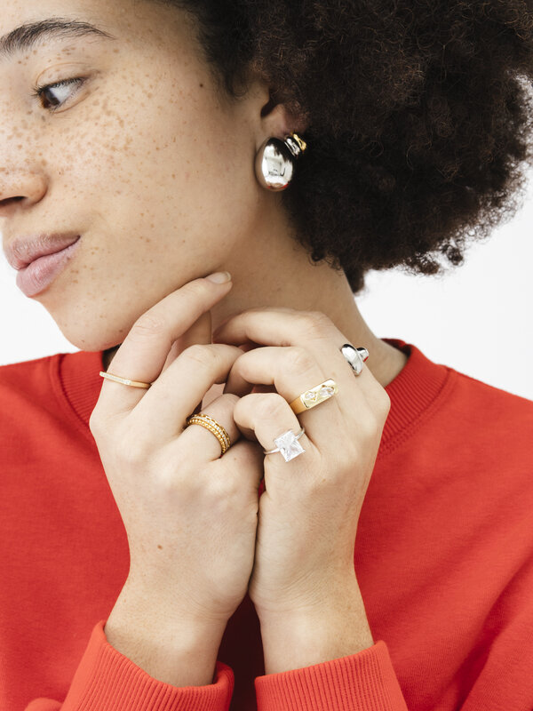Les Soeurs Set de boucles d'oreilles Fara Chunky Drop 2. Donner la touche finale à votre look? Pas de problème avec ces b...