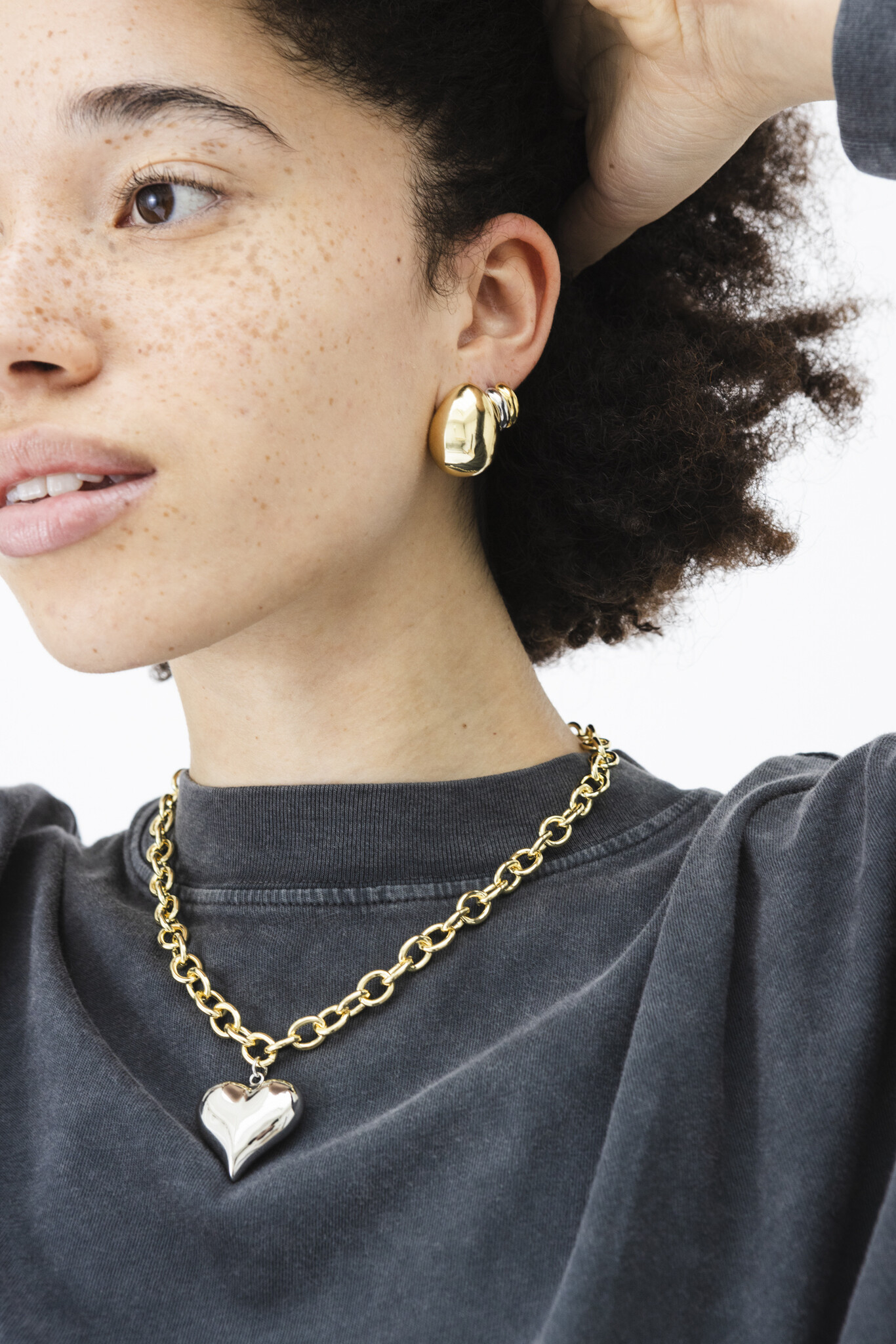 Les Soeurs Set de boucles d'oreilles Fara Chunky Drop 2. Que vous prévoyiez une soirée ou que souhaitiez pimenter votre l...