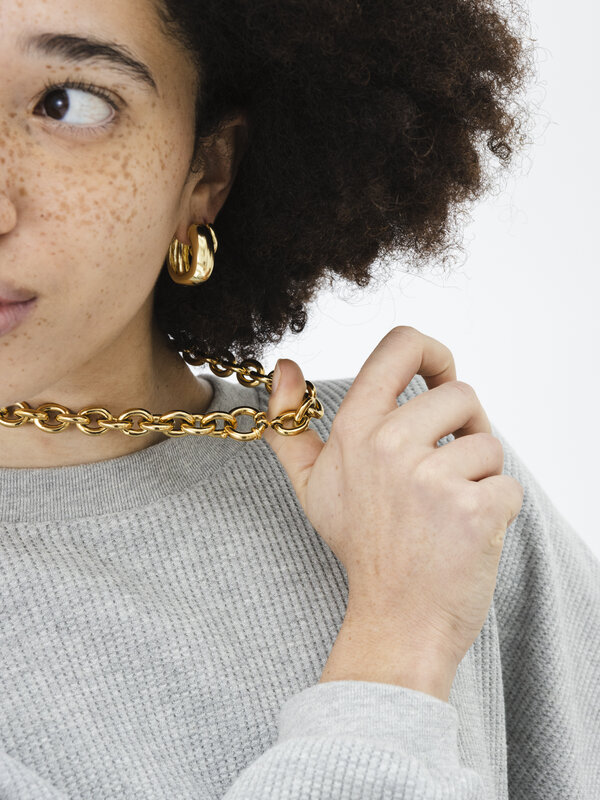 Les Soeurs Collier Raya Chaîne Chunky 2. Ce collier est composé de maillons massifs qui s'emboîtent les uns dans les autr...