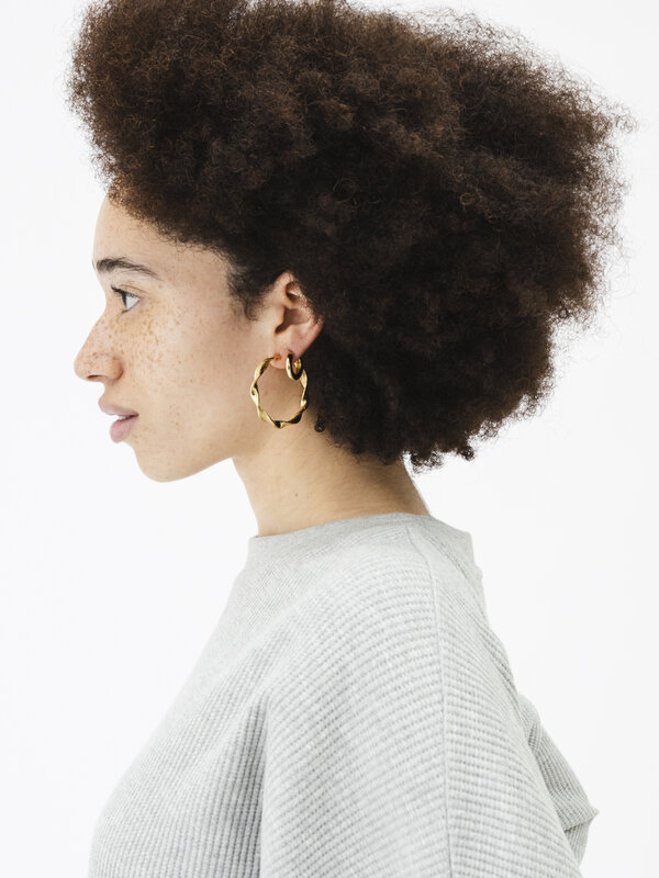 Les Soeurs Set de boucles d'oreilles Fara Twisted 2. Les boucles d'oreilles frappantes dont vous ne saviez pas que vous a...