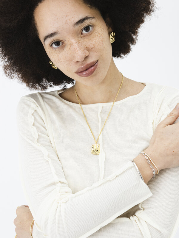 Les Soeurs Necklace Rana Folded 2. Crush it every day! A necklace with character that goes with a simple t-shirt as well ...
