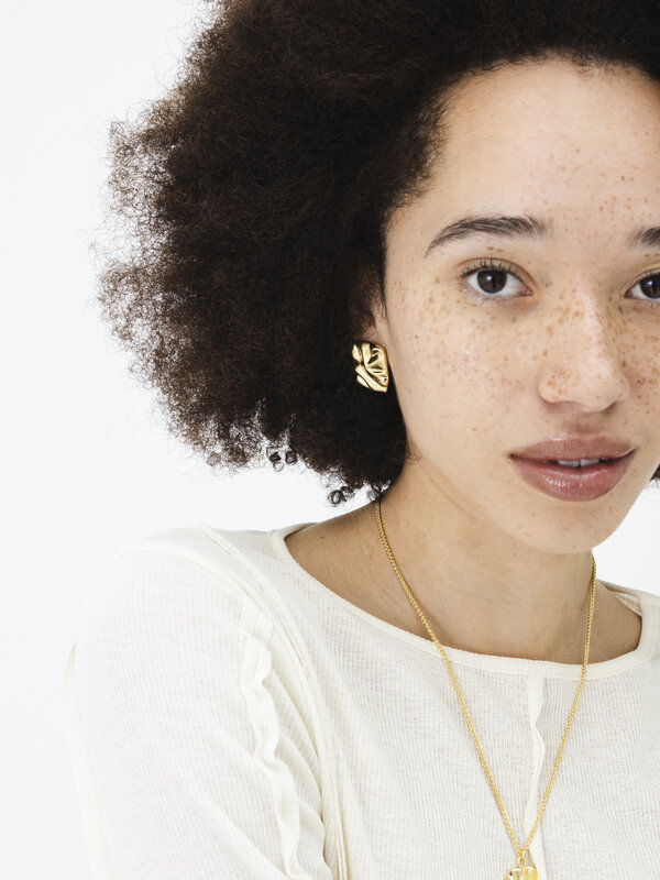 Les Soeurs Earrings set Fara Folded 2. Gold never gets old! These extraordinary ear studs with organic folds look like a ...