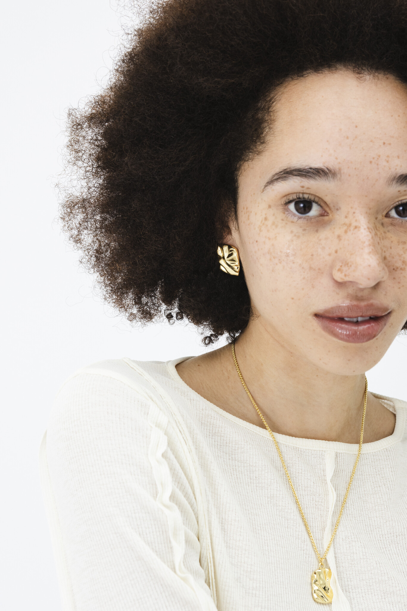 Les Soeurs Oorbellenset Fara Folded 2. Gold never gets old! Deze bijzondere oorknoppen met organische vouwen zien eruit a...