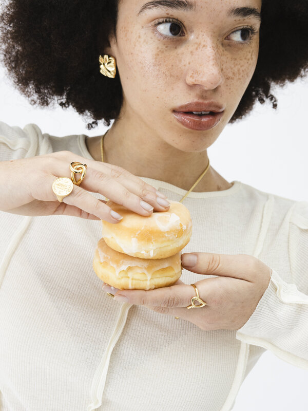 Les Soeurs Bague Claire Knot 3. Deux bandes se croisent en parfaite symétrie pour créer ce nœud simplement époustouflant....