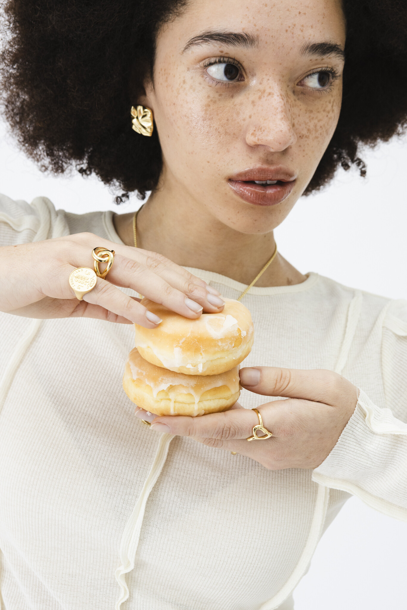 Les Soeurs Ring Claire Knot 3. Twee banden kruisen elkaar in perfecte symmetrie om deze eenvoudig verbluffende knoop te v...