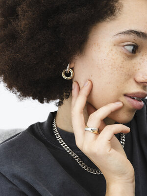Ring Claire Linked. Better together - deze bijzondere ring met vervlochten goud- en zilverkleurige banden is een kunstwer...