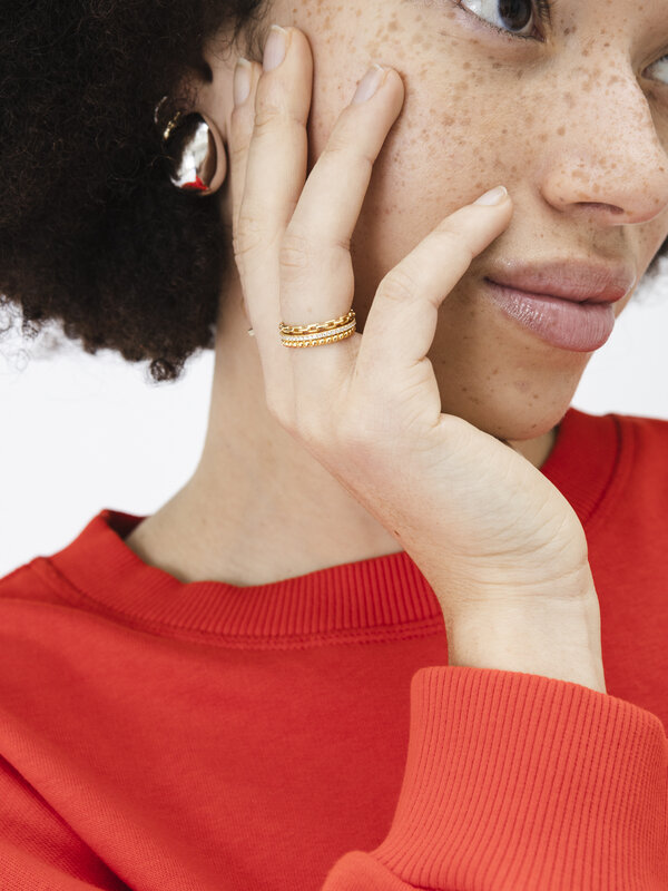 Les Soeurs Bague Chloe Chain 2. Complétez votre fête de la bague avec cet élégant bijou. Le design de la chaîne attire to...
