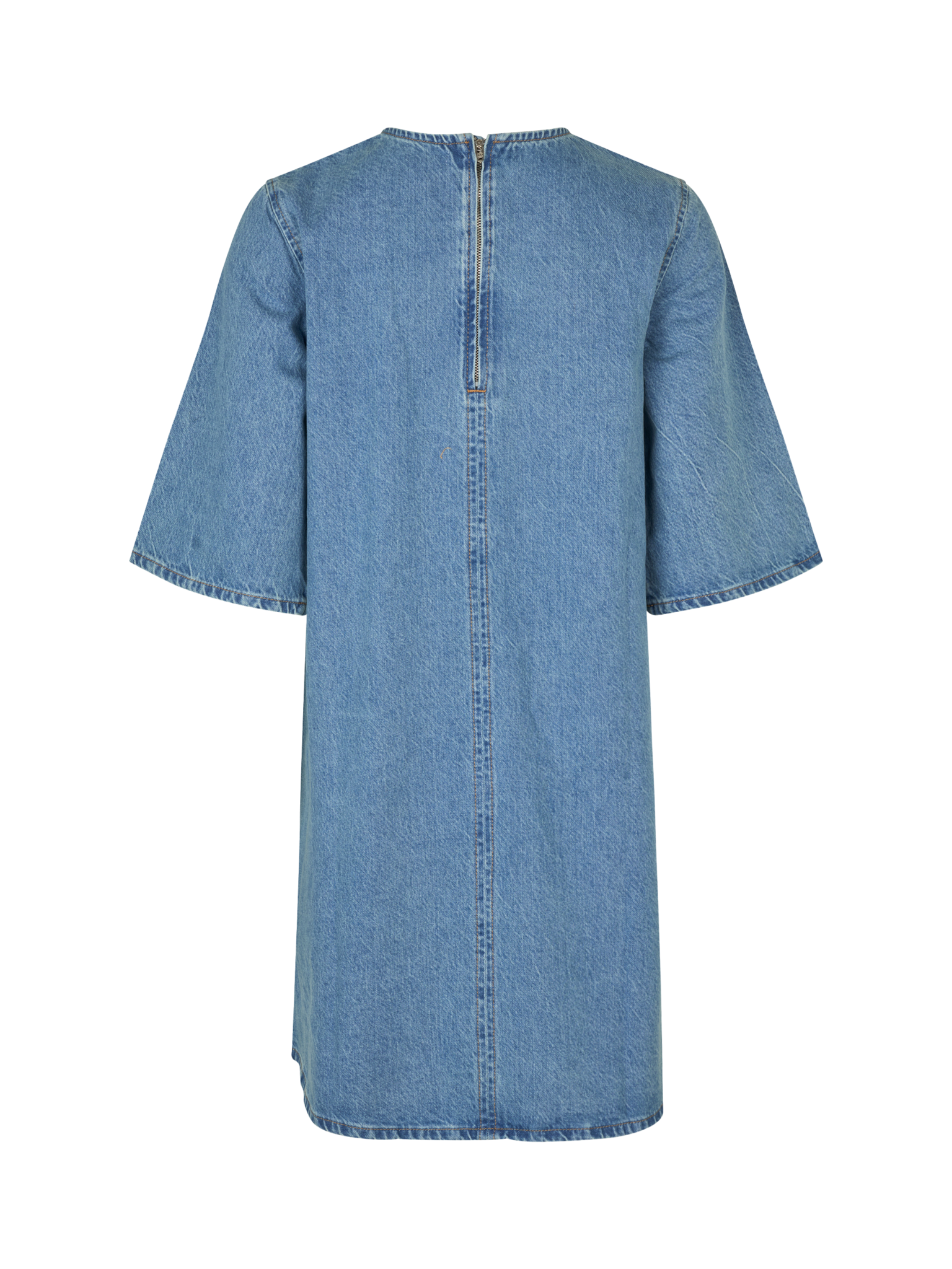 MBYM Denimjurk Carmen 6. One and done! Deze denimjurk vormt in enkele seconden tijd een complete outfit en is hét antwoor...