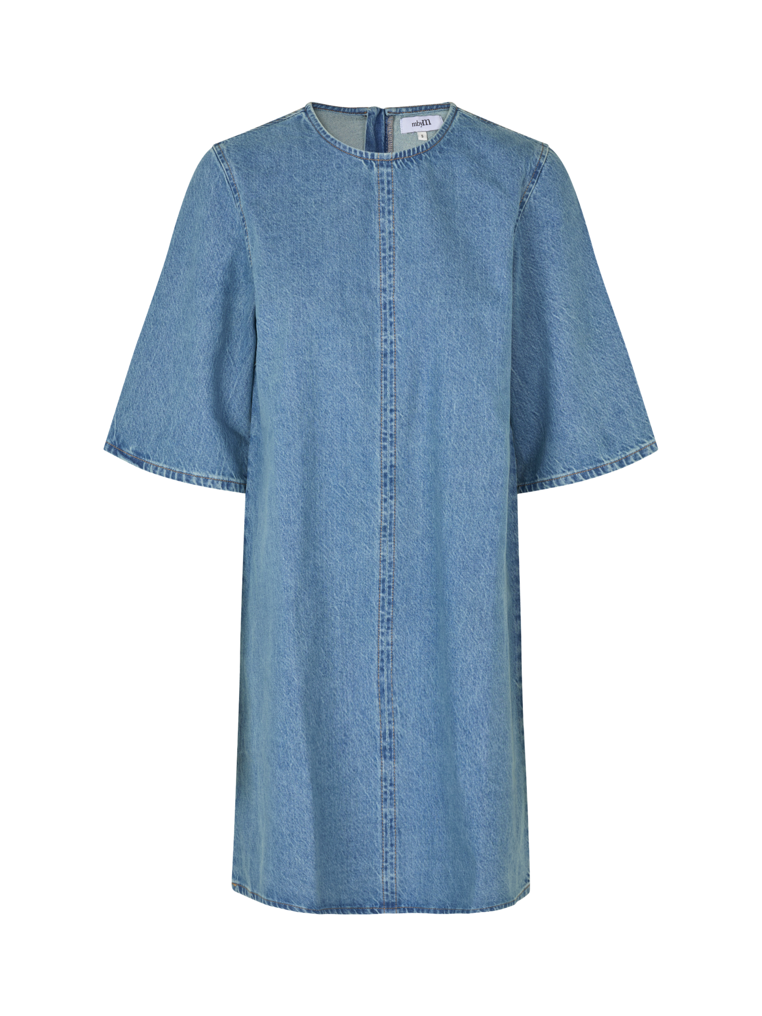 MBYM Denimjurk Carmen 2. One and done! Deze denimjurk vormt in enkele seconden tijd een complete outfit en is hét antwoor...