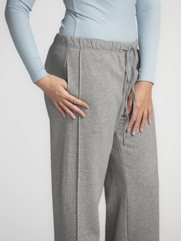 MBYM Broek Pica Tarrant 4. Comfort calling! Deze joggingbroek is gemaakt voor alle loungemomenten in je leven. Geen knell...