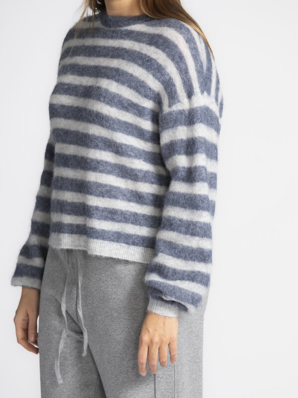 American Vintage Gestreepte sweater Nenybay 3. Fan van superzachte knits? Deze sweater is de ultieme toevoeging aan je ga...
