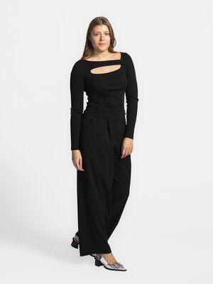 Longsleeve Idalina. Show some skin! Soms maken details je outfit compleet, en deze longsleeve bewijst dat. De scherpe, as...