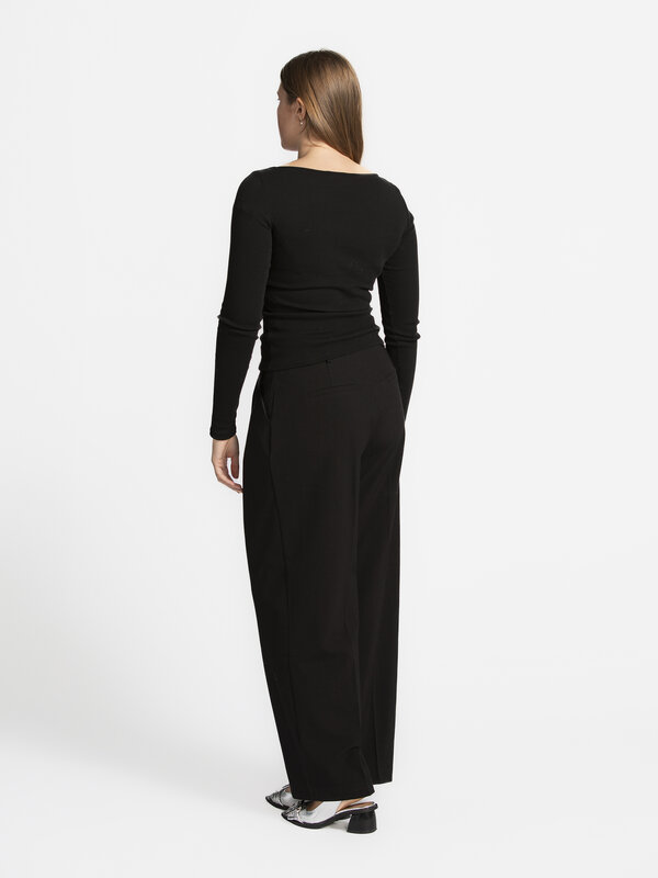 Edited Longsleeve met cut-out Idalina 4. Show some skin! Soms maken details je outfit compleet, en deze longsleeve bewijs...