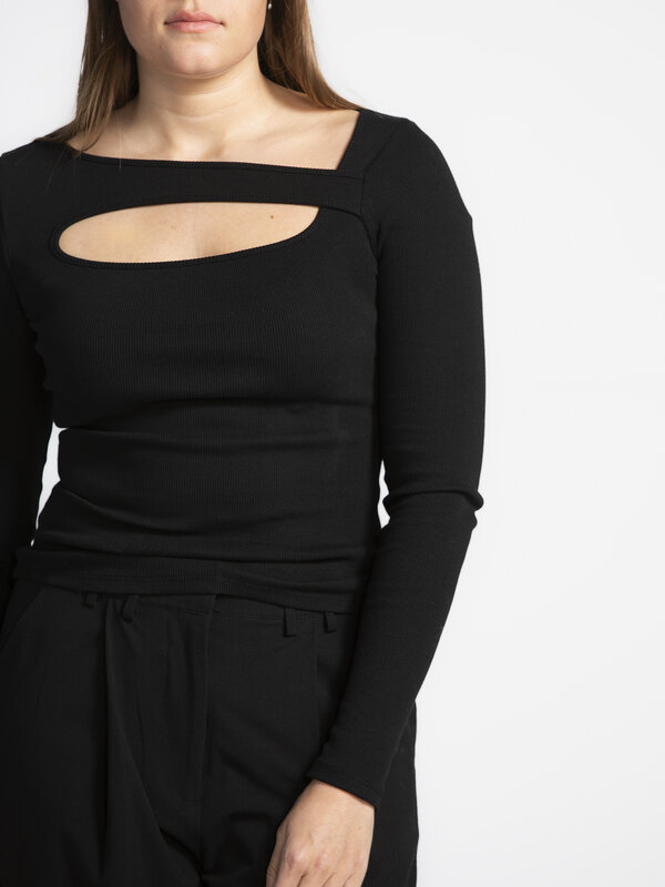 Edited Longsleeve met cut-out Idalina 3. Show some skin! Soms maken details je outfit compleet, en deze longsleeve bewijs...