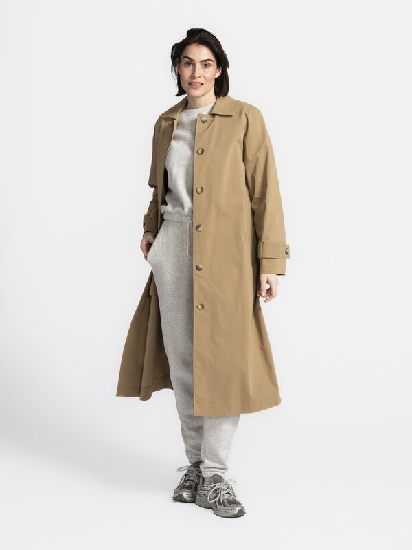 Selected Tailleur long manteau Corrie 1. Coat check, please! Ce trench élégant est une ode à la simplicité. La couleur ca...