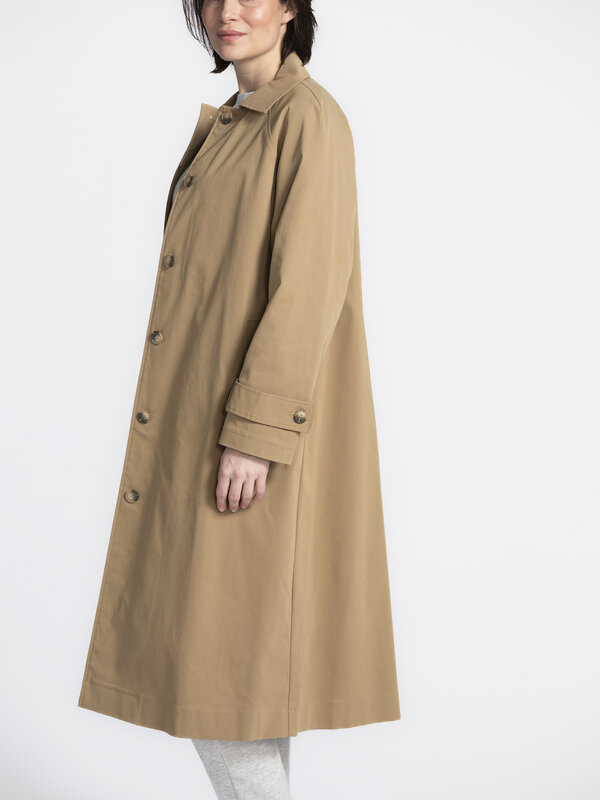 Selected Tailleur long manteau Corrie 3. Coat check, please! Ce trench élégant est une ode à la simplicité. La couleur ca...