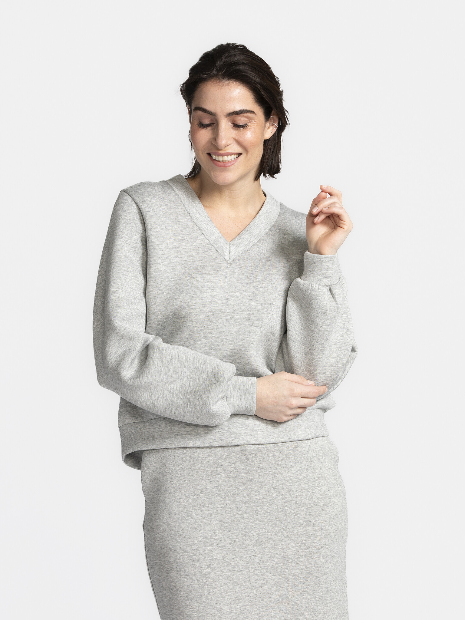 Selected V-neck sweatshirt Jamila 2. Sweater weather forever! This grey V-neck sweater strikes a balance between relaxed ...