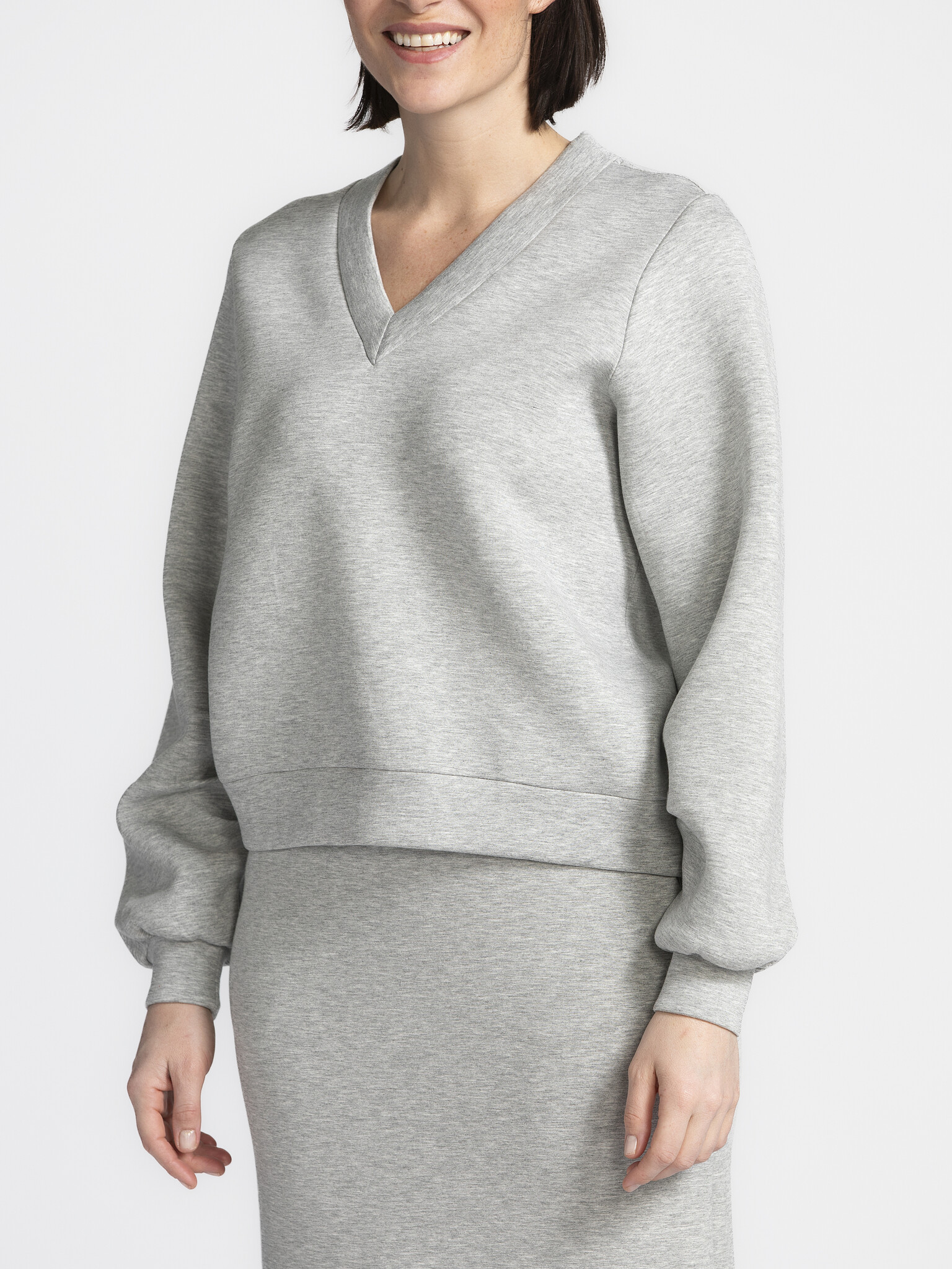 Selected V-neck sweatshirt Jamila 4. Sweater weather forever! This grey V-neck sweater strikes a balance between relaxed ...