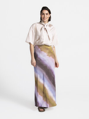 Maxi rok Gafrid. Color crush! Deze enkelrok met asymmetrische snit rekent voorgoed af met saaie outfits. De luchtige, zwi...