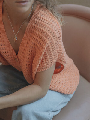 Vest Jack. Peach perfect! Dit luchtige vest in een zachte perziktint is de troef in je lentegarderobe. De opengewerkte ha...