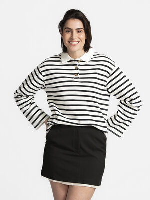 Jupe Rosie. Layer player! Le noir rencontre le crème dans cette mini jupe amusante. La sous-couche subtile apporte une to...