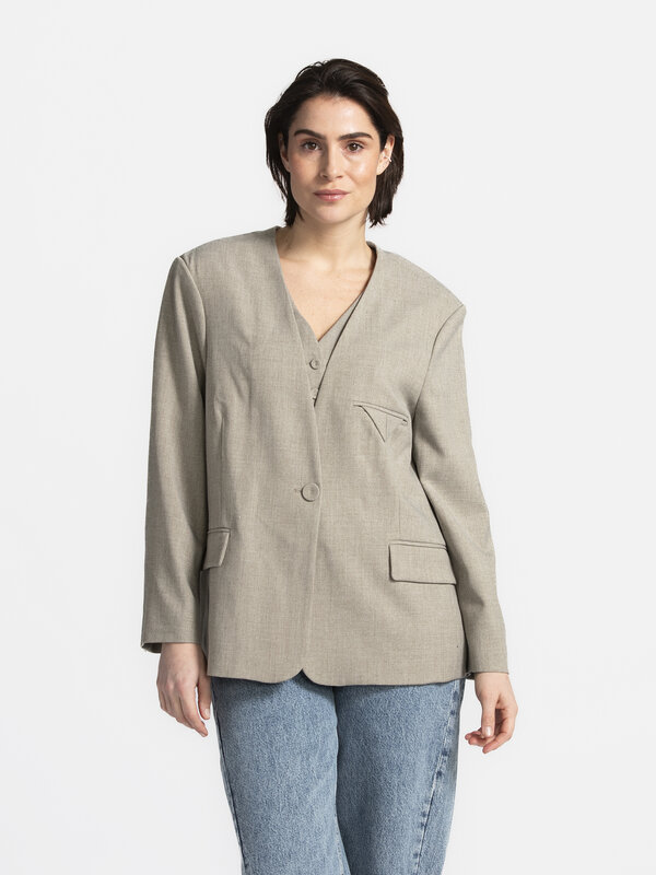 MBYM Blazer Reelia Wan 4. Better in beige! This blazer understands office life and keeps the balance between laid-back an...